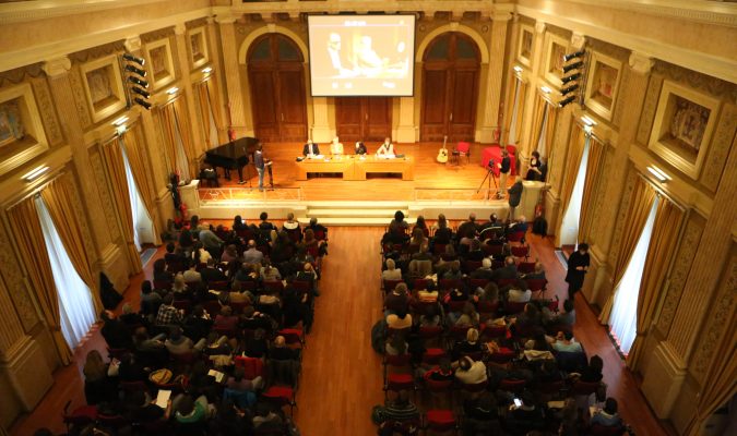Fotografia dall'alto dell'evento del reading al buio