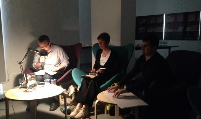 Fotografia del Reading al buio durante la lettura dell'autore