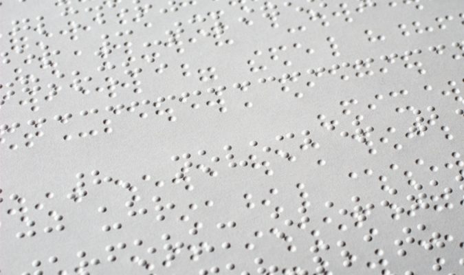 fotografia di un testo scritto in braille