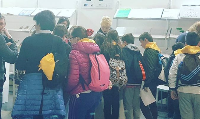 Ragazzi allo stand di Fondazione LIA