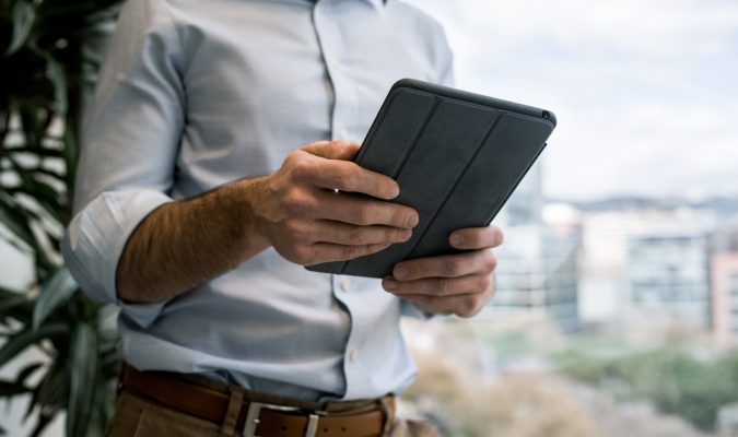 Fotografia di un uomo che utilizza un tablet
