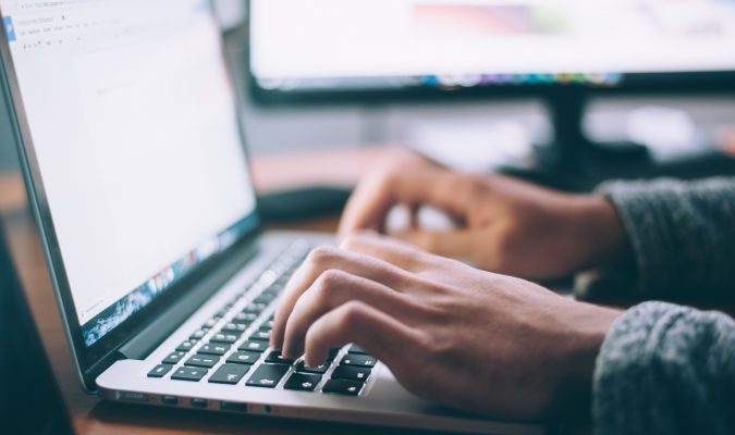 Foto di persona al lavoro su un pc