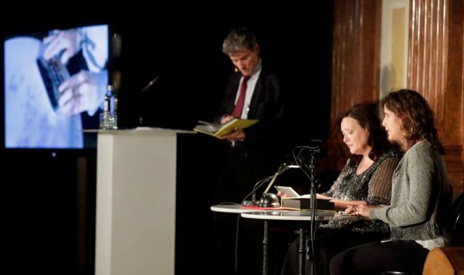 Fotografia dell'autrice e della lettrice del Reading al buio