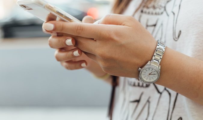 Foto di mani di donna che tengono uno smartphone