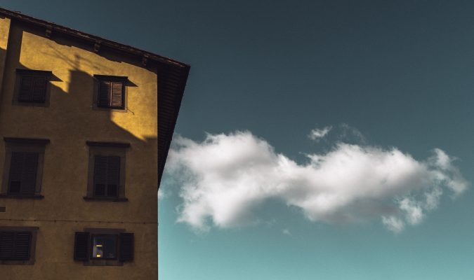 Fotografia di una facciata di un edificio giallo