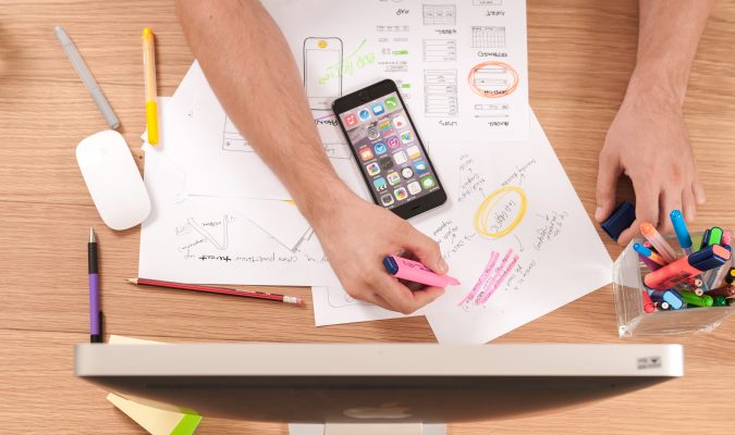 Fotografia di un tavolo di lavoro con fogli e appunti