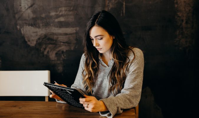 Fotografia di una donna che sta utilizzando un tablet.
