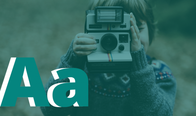 Fotografia di bambino con polaroid in mano