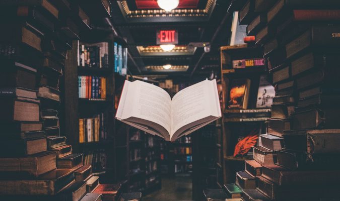 Fotografia di uno scaffale di libri da cui è ricavato uno scorcio rotondo