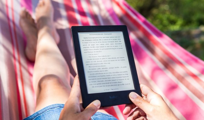 Fotografia di una persona che legge da ereader