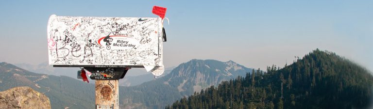 Fotografia di una buca delle lettera in un paesaggio di montagna