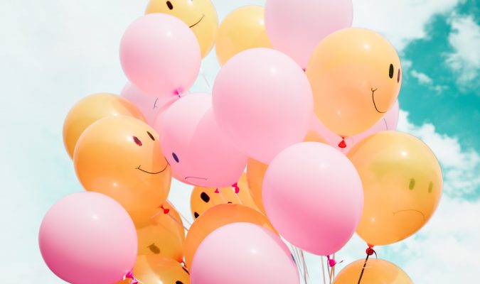 Fotografia di palloncini colorati con smile disegnati