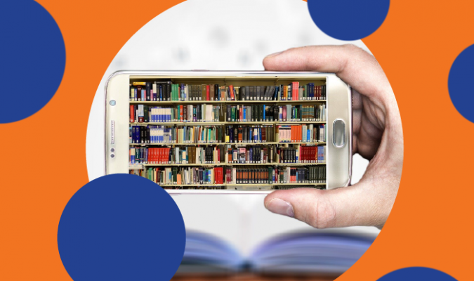 Fotografia di una mano che regge uno smartphone con scaffalature di libri