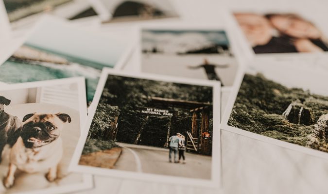 Fotografia di diverse polaroid su un tavolo