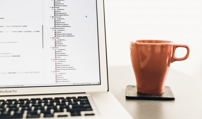 Fotografia dello schermo di un computer. A fianco una tazza