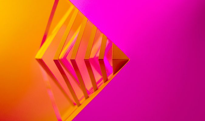 Fotografia di foglio arancione su sfondo fuxia