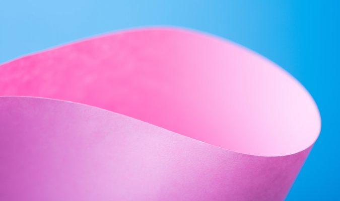 Fotografia di un foglio colorato piegato