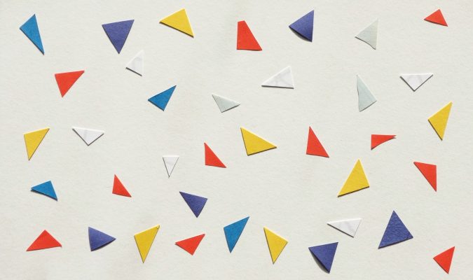 Triangolini di carta colorati