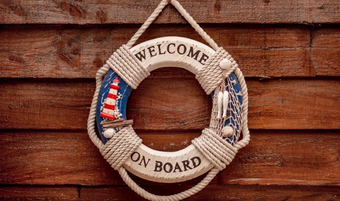 Fotografia di un salvagente con scritta "welcome on board"