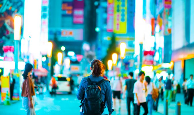 Fotografia di una ragazza di spalle in una città