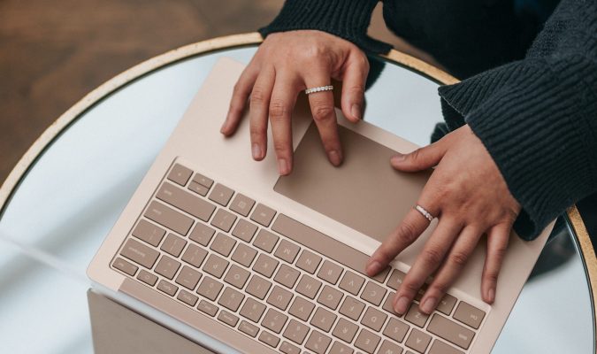 Fotografia di una persona che sta utilizzando un pc
