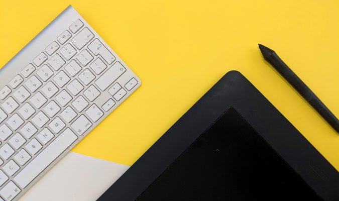 Fotografia di una tastiera e di un tablet