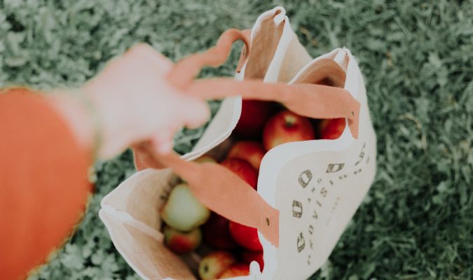 Fotografia di una borsa della spesa piena di mele