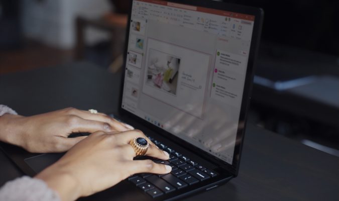 Fotografia di una donna che utilizza un laptop