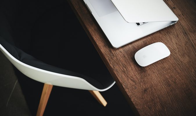 Fotografia di una scrivania con un laptop