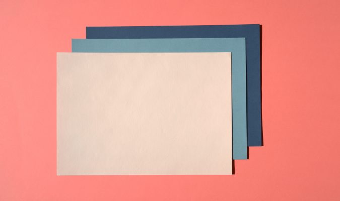 Fotografia di fogli colorati sovrapposti