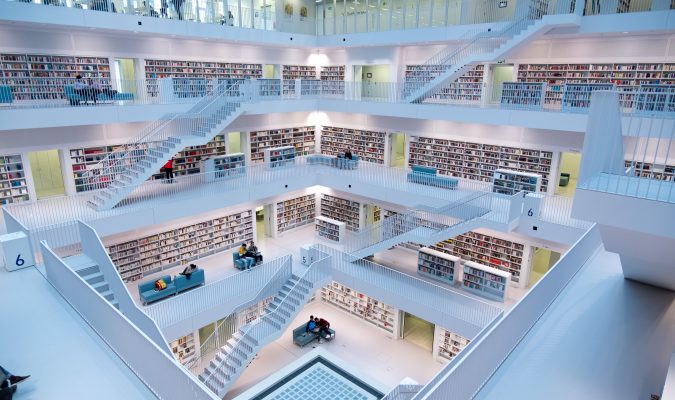 Fotografia dell'interno della biblioteca civica di Stoccarda