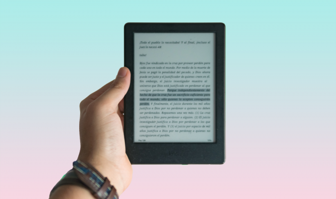 Fotografia di una mano che regge un e-reader