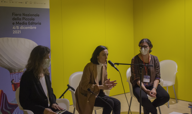 Fotografia di Clara Ori e Giulia Caminito durante il Reading al buio