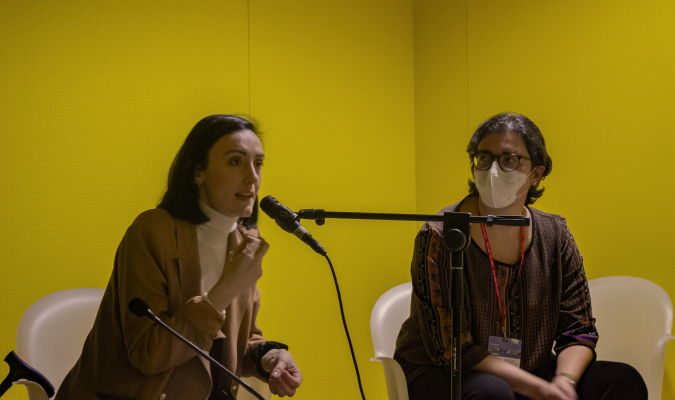 Fotografia di Giulia Caminito durante il Reading al buio