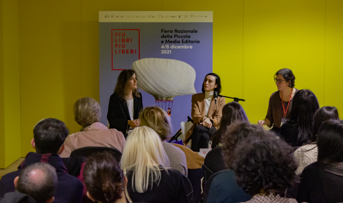 Fotografia di Clara Ori e Giulia Caminito durante il Reading al buio
