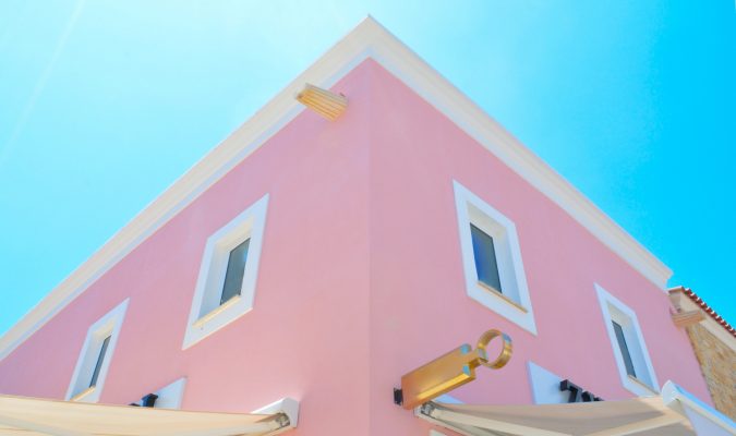 Foto di un edificio rosa