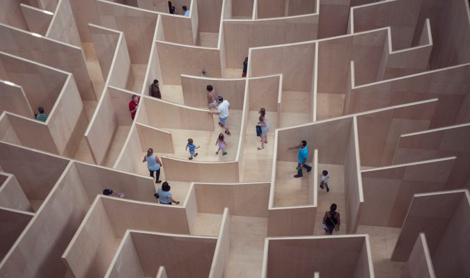 Fotografia di un labirinto con muri di legno visto dall'alto