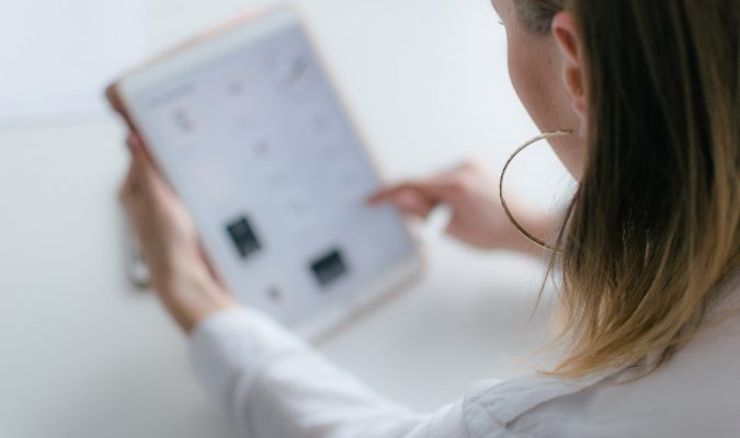 Fotografia di una donna che sta utilizzando il tablet