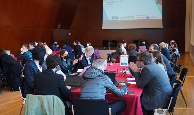 Fotografia con dettaglio dei tavoli di lavoro