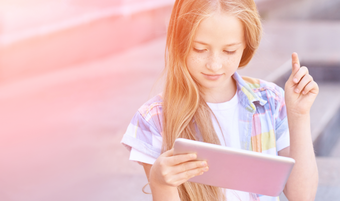 Fotografia di una bambina che sta usando un tablet