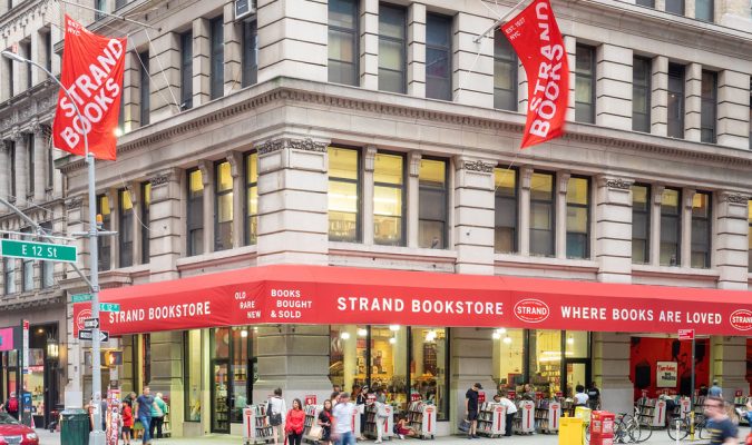 Fotografia della facciata del palazzo in cui si trova Strand Bookstore