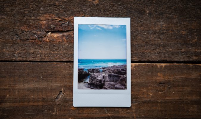 Fotografia di una polaroid con un paesaggio di mare