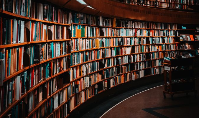 Fotografia di uno scaffale in una biblioteca