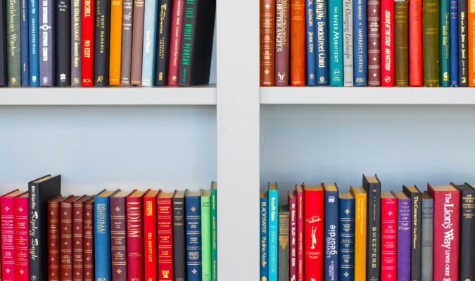 Fotografia di uno scaffale di libri