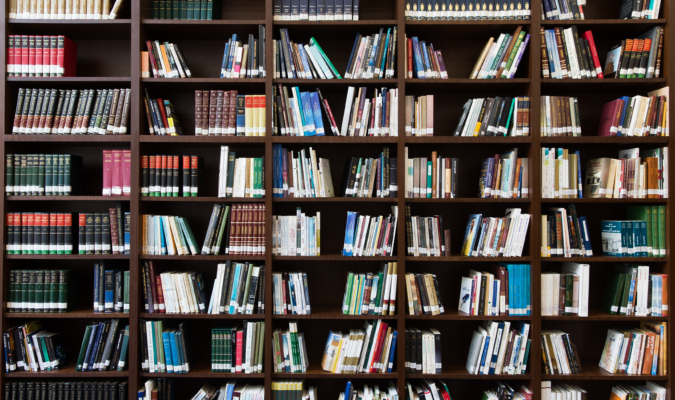 Fotografia di una libreria a parete