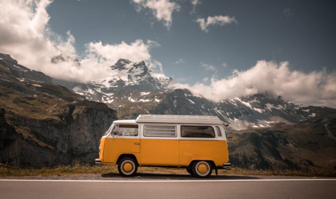 Fotografia di un van su una strada