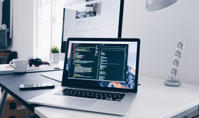 Fotografia di un portatile: sullo schermo, codice html