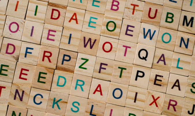 Tessere di legno con lettere colorate dell'alfabeto