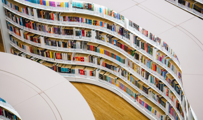 Fotografia dall'alto di scaffali in una biblioteca