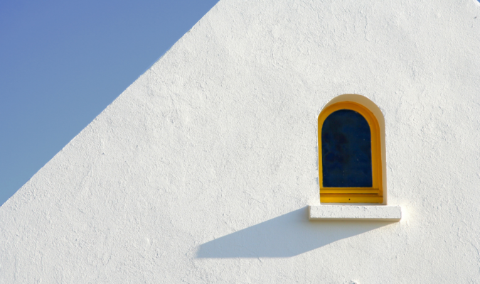 fotografia dell'esterno di un edificio, con una finestrella ad arco